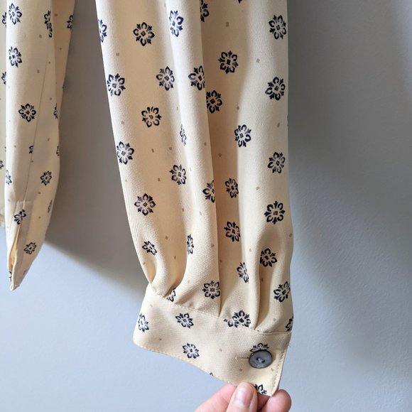 Liz Claiborne Cream Blouse with Black Pattern - Picture 5 of 6